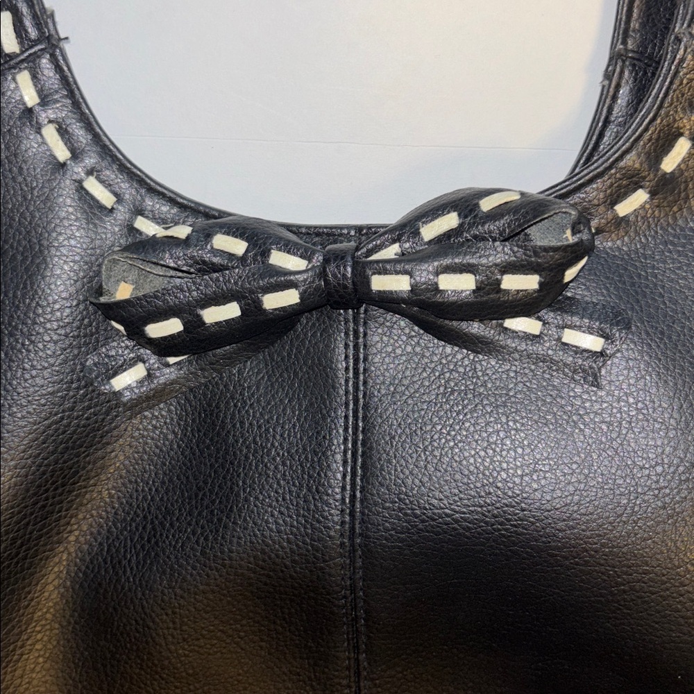 BLACK SHOULDER BAG FAUX LEATHER WHITE PIPING ALONG HANDLES AND IN BOW ADORNMENT - Picture 2 of 8